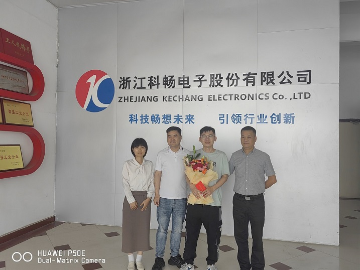 蒼南縣科技協(xié)會主席陳樸唯和副主席鄭海鷹一行于“科技工作者日”慰問公司一線科技工作者劉毅同志的新聞圖片